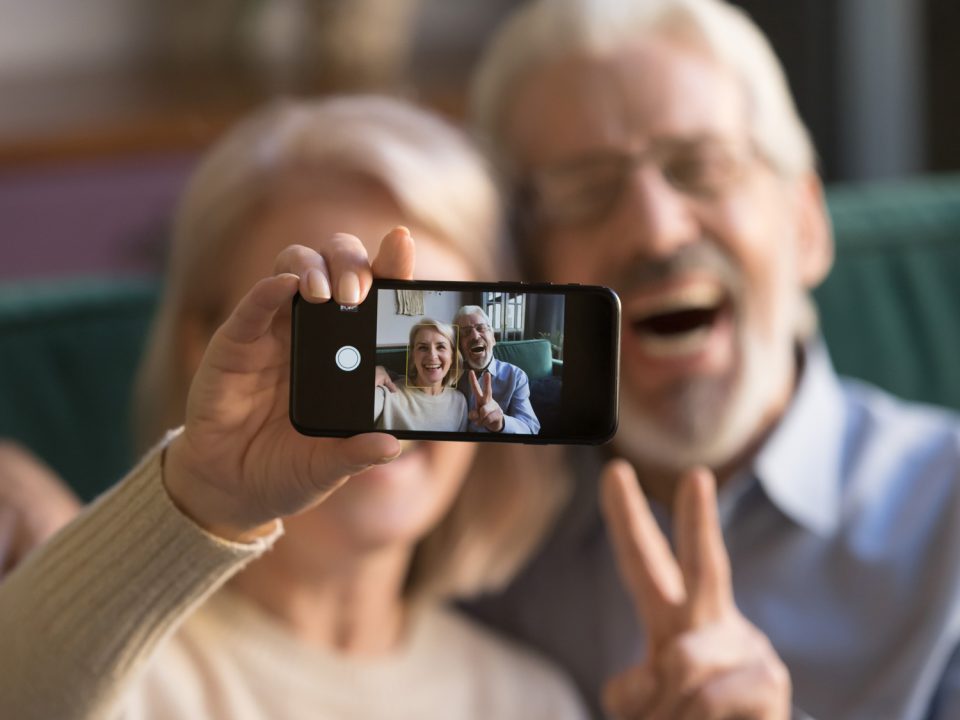 راهنمای خرید گوشی هوشمند برای سالمندان
